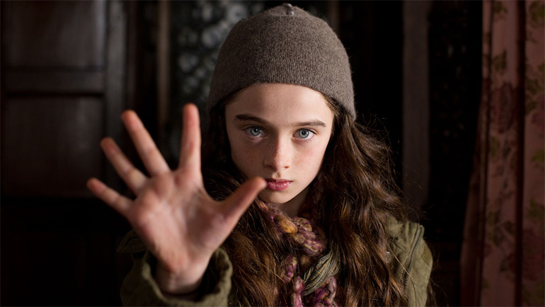 кадр из фильма «Молли Мун и волшебная книга гипноза»