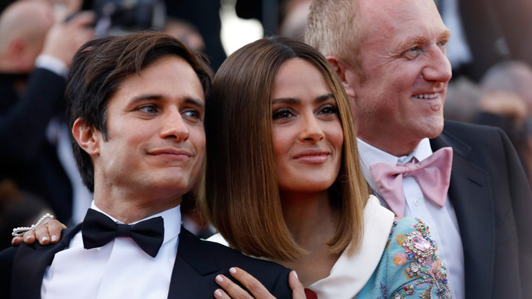 Сальма Хайек с мужем и Гаэлем Гарсиа Берналем на Каннском кинофестивале 2017