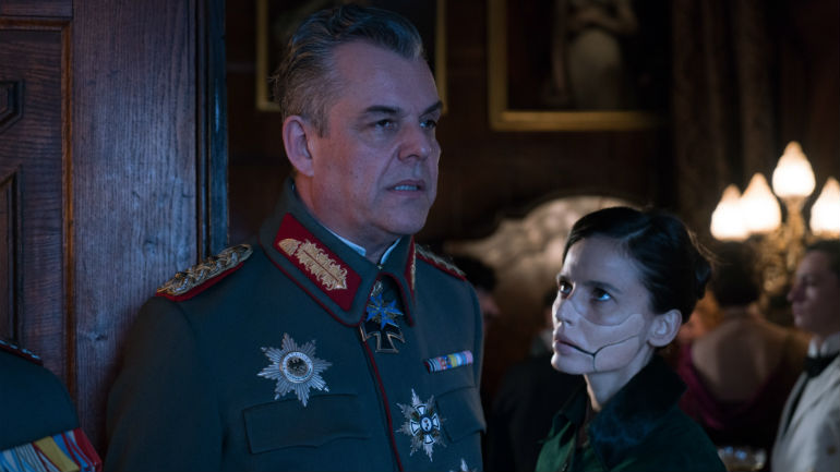 Людендорф и его приспешница Доктор Яд в фильме "Чудо-женщина"