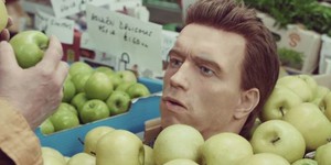 Не ожидали увидеть голову Шварценеггера в ящике с яблоками?