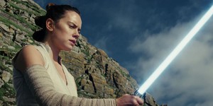 Новый постер «Последних джедаев» намекает на темную силу Рей Новый постер «Последних джедаев» намекает на темную силу Рей