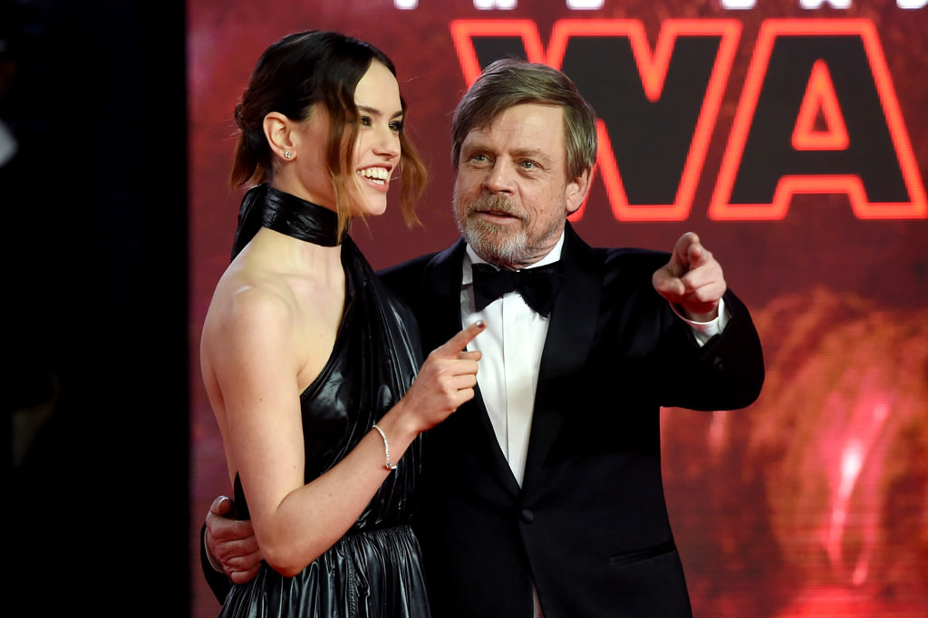 Дейзи Ридли и Марк Хэмилл на премьере "Последних джедаев"