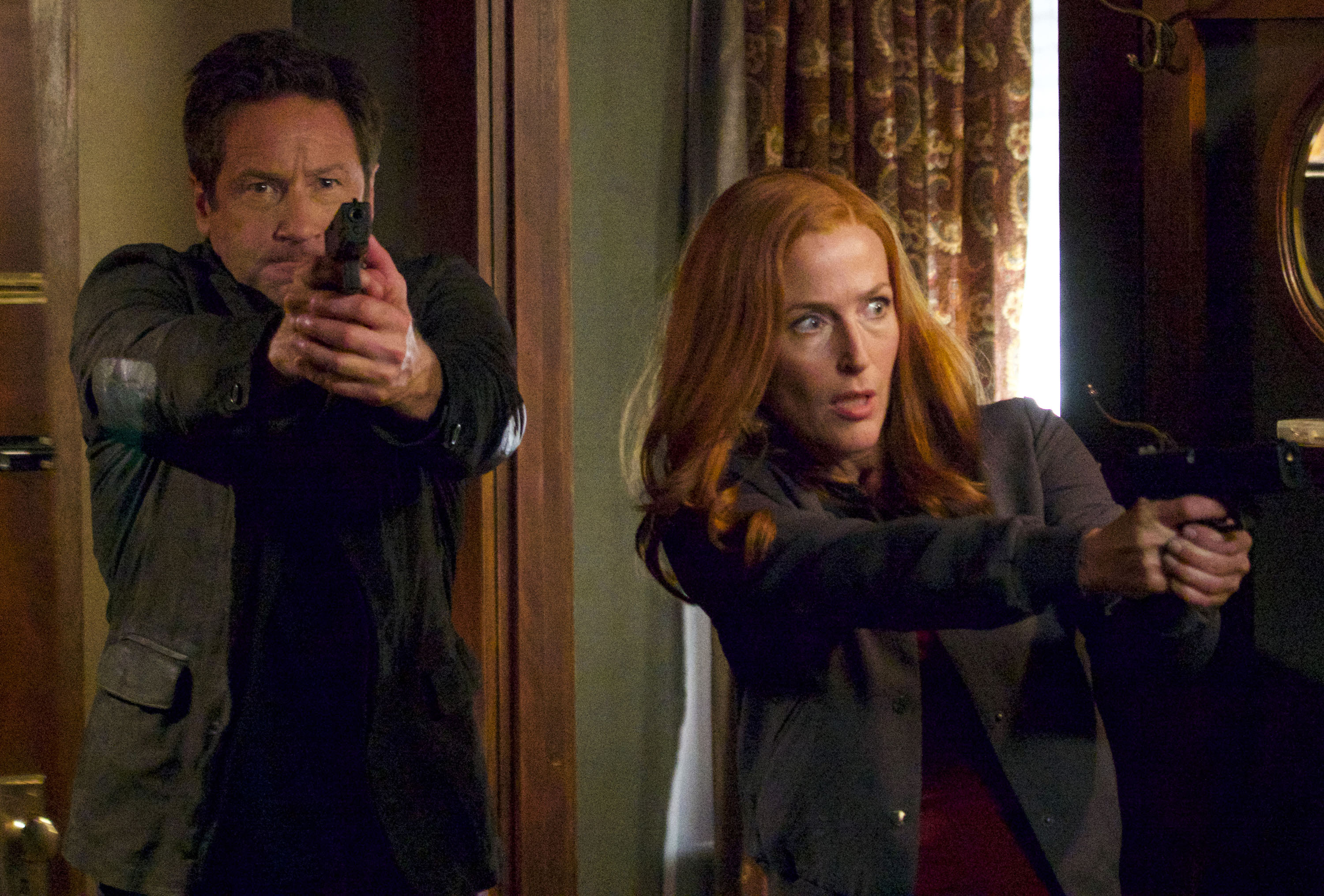 Дэвид Духовны и Джиллиан Андерсон в сериале "Секретные материалы"