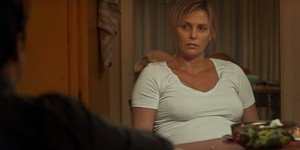 Премьера трейлера: Шарлиз Терон переживает тяготы материнства