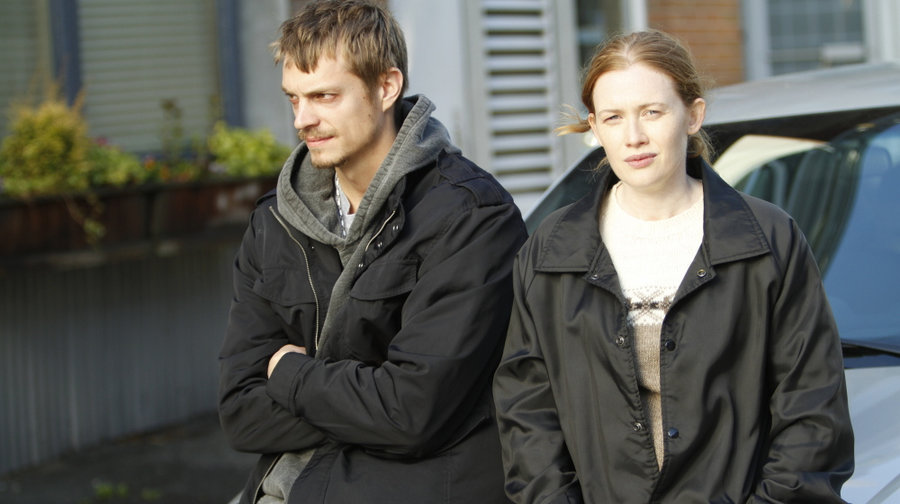 Юэль Киннаман и Мирей Инос в сериале "Убийство" 