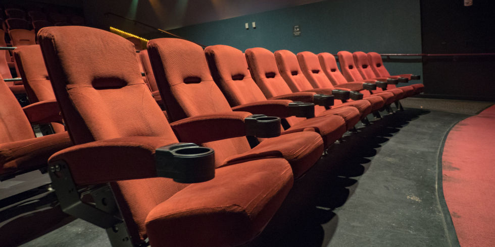 Сиденья в зале кинотеатра 