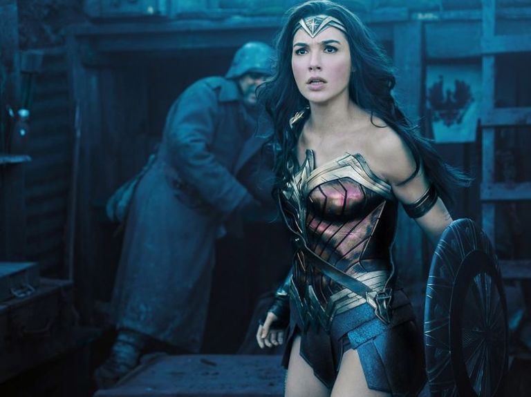 Галь Гадот в образе Чудо-женщины 