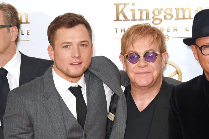 Тэрон Эджертон и Элтон Джон на премьере фильма "Kingsman: Золотое кольцо"