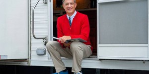 Первое фото: Том Хэнкс в образе очередного добряка