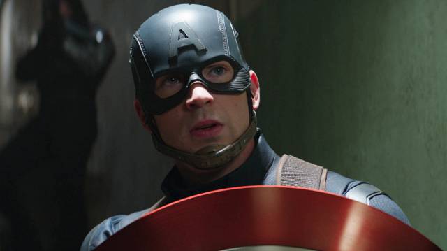 Крис Эванс в образе супергероя по имени Капитан Америка