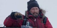 Мадс Миккельсен сражается за жизнь в триллере «Арктика»