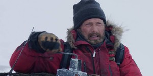 Мадс Миккельсен сражается за жизнь в триллере «Арктика»