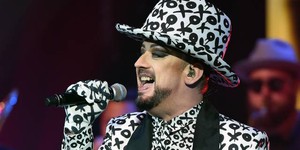 Еще один культовый британский певец-эксцентрик получит байопик