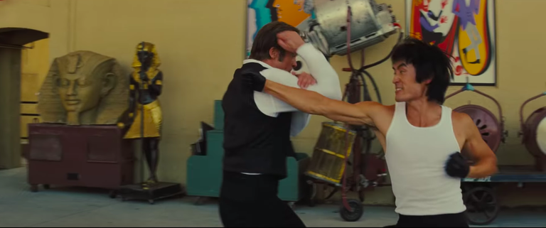 Сцена с Брюсом Ли из фильма "Однажды в Голливуде"