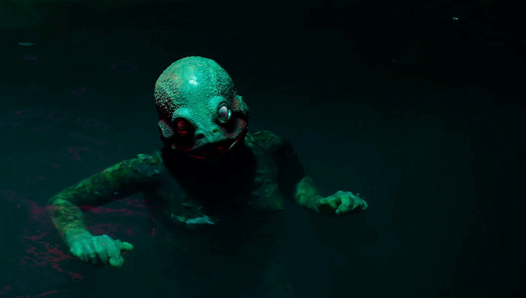 Кадр из фильма "Посторонний"