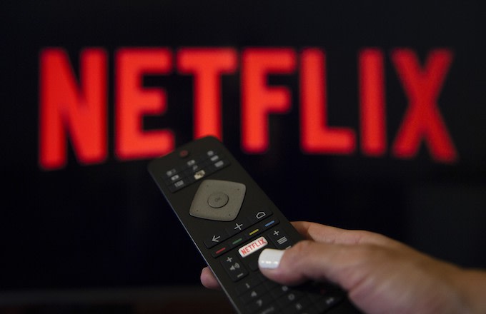 Логотип Netflix и пульт от телевизора