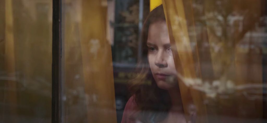 Эми Адамс в фильме "Женщина в окне"