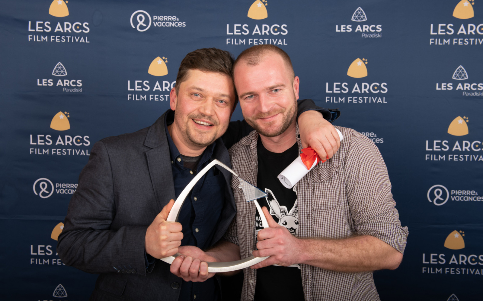 Режиссер Валентин Васянович и главный актер фильма "Атлантида" с наградой