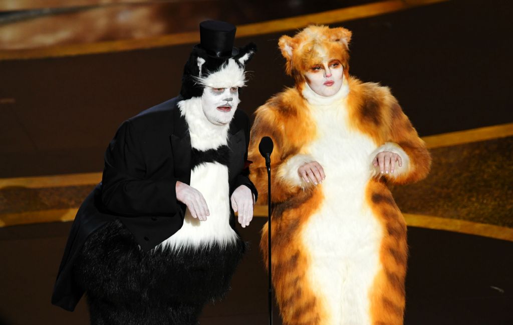Джеймс Корден и Ребел Уилсон на церемонии "Оскар" 2020