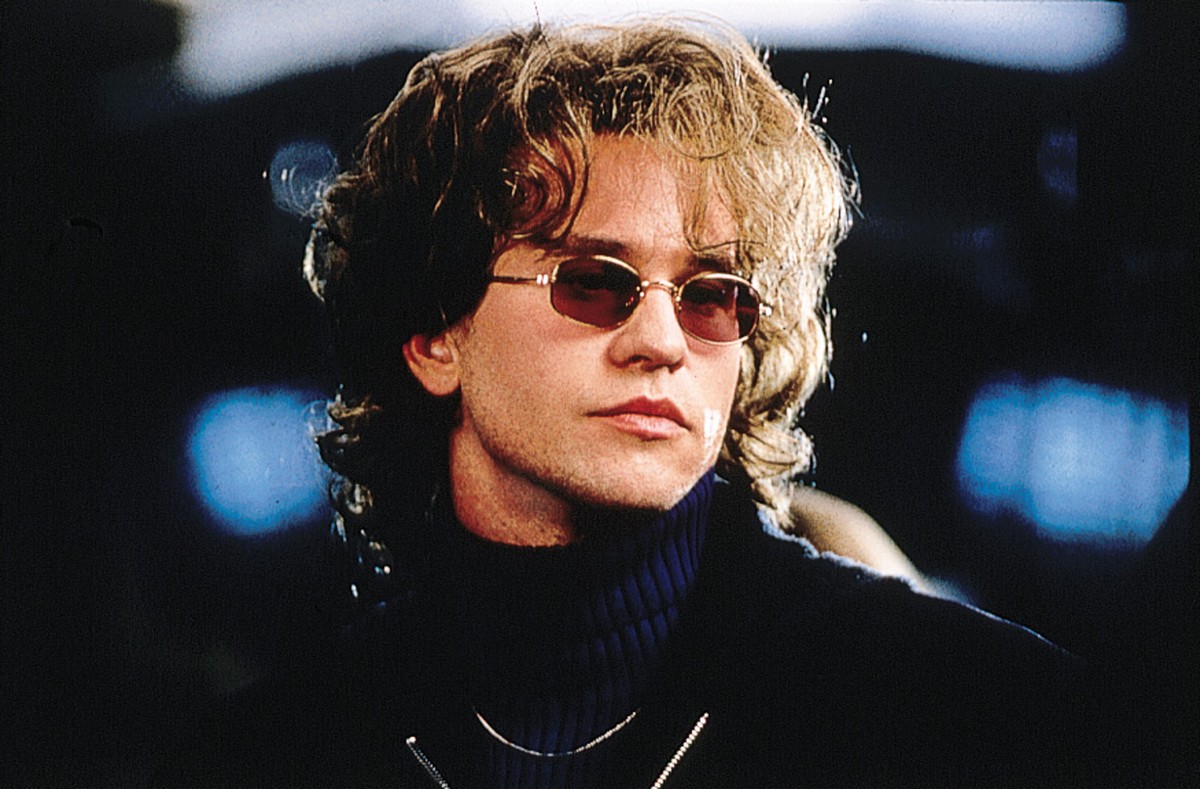 Кадр из фильма "Святой" 1997 