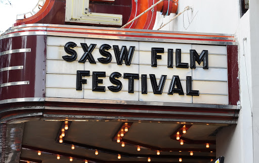 Вывеска над кинотеатром, в котором проводятся показы фестиваля SXSW
