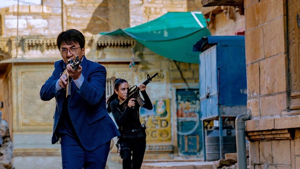 Кадр из китайского фильма 2020 года "Авангард" с Джеки Чаном