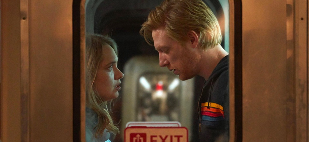 Кадр из сериала "Беги"