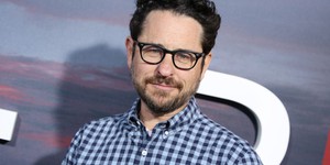 Дж. Дж. Абрамс снимет «Темную Лигу справедливости» и спин-офф «Сияния» Дж. Дж. Абрамс снимет «Темную Лигу справедливости» и спин-офф «Сияния»