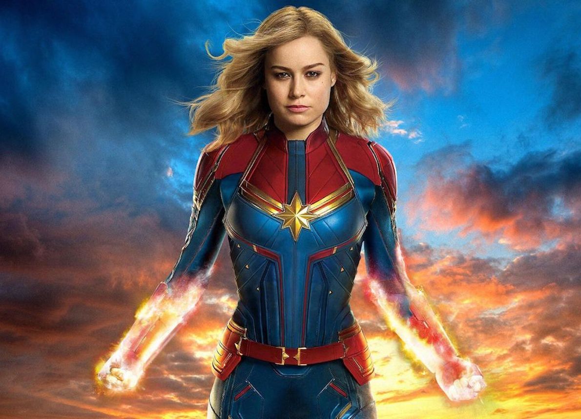 Бри Ларсон в образе Капитана Марвел 