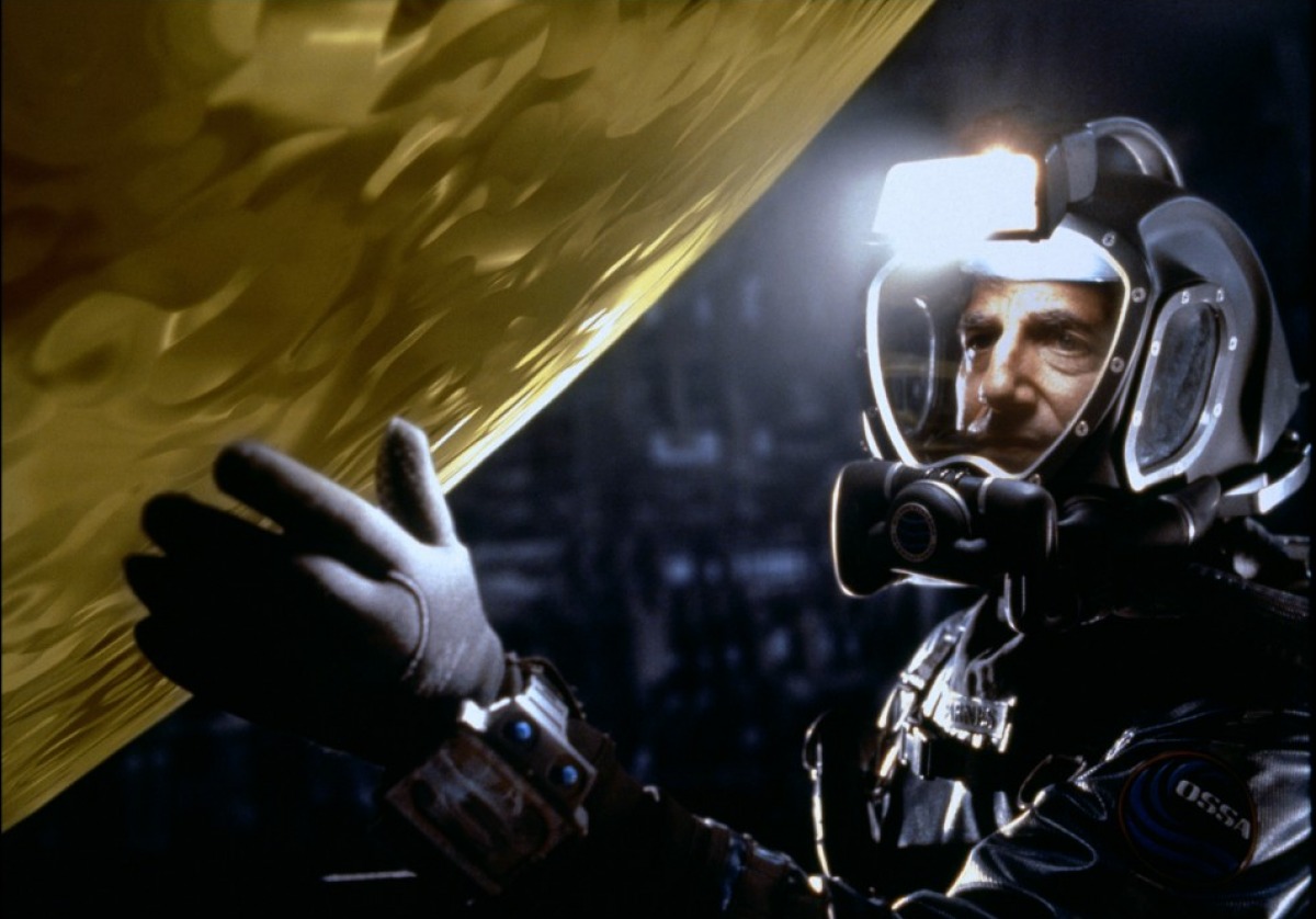 Кадр из фильма "Сфера" 1998 