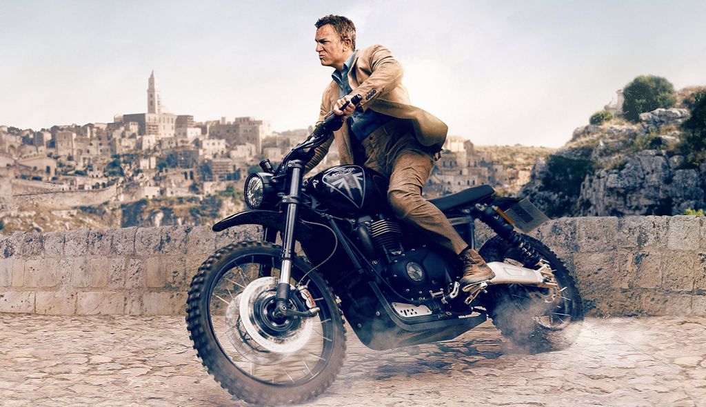 Джеймс Бонд в исполнении Дэниела Крэйга на мотоцикле