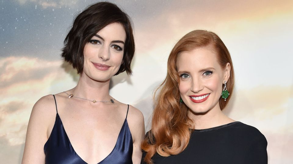 Энн Хэтэуэй и Джессика Честейн