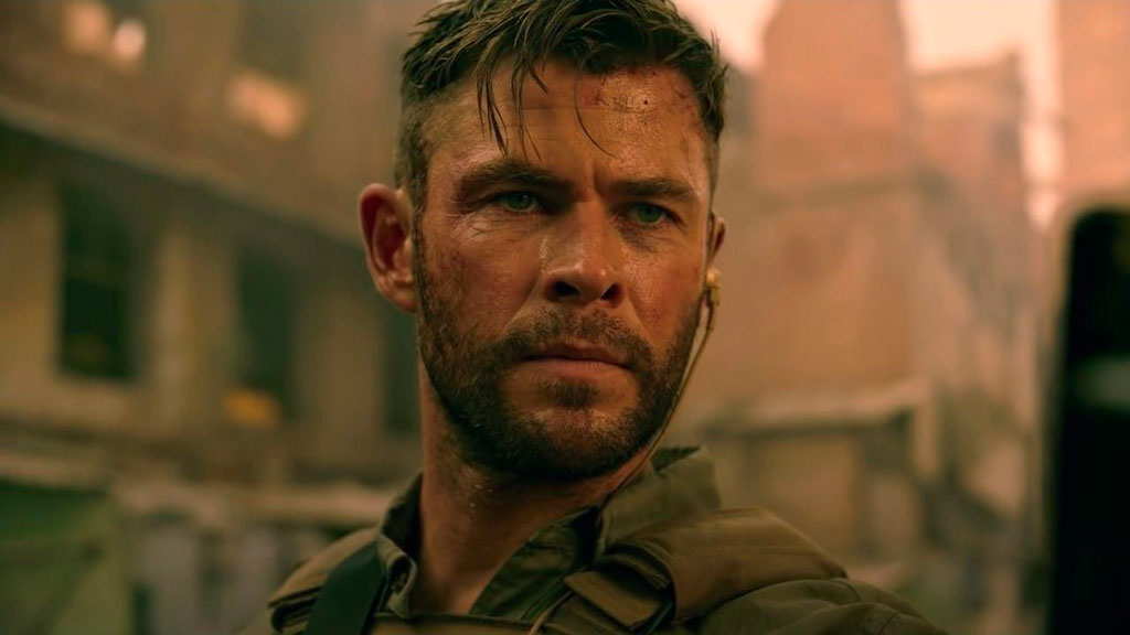 Крис Хемсворт в роли Тайлера Рейка в фильме "Эвакуация"