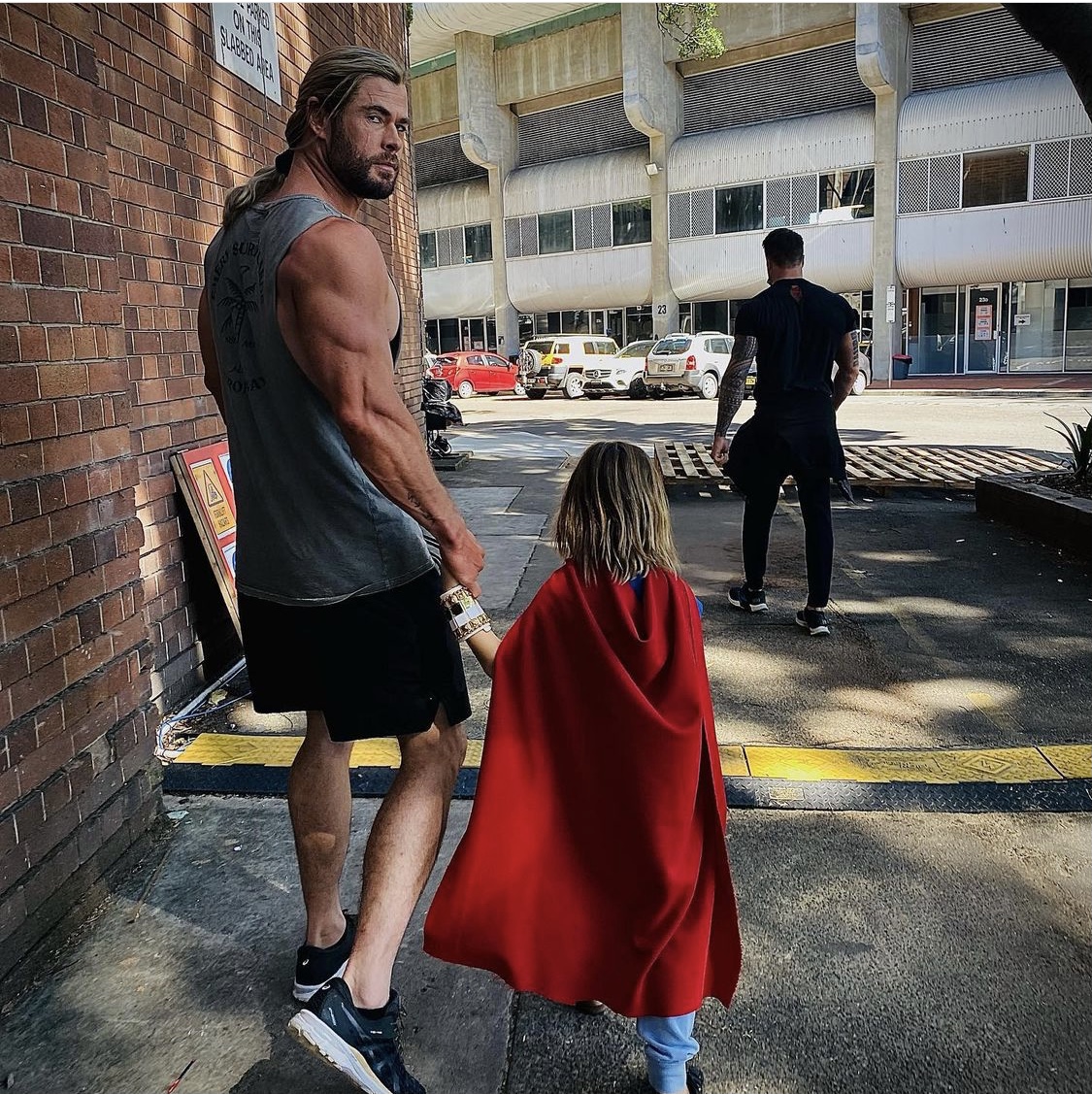 Фото из инстаграмма Криса Хемсворта.