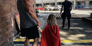 Крис Хемсворт с сыном на съемках фильма "Тор: Любовь и гром".