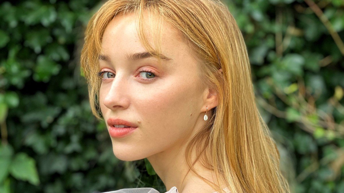 Актриса Фиби Дайневор