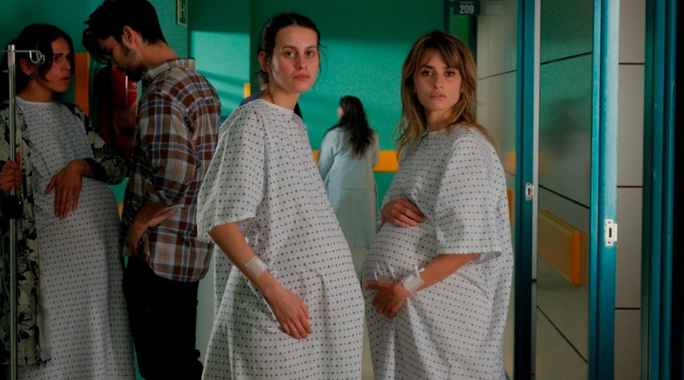 Кадр из фильма "Параллельные матери"