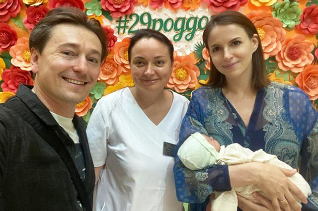 Сергей Безруков с женой и новорожденным сыном Василием