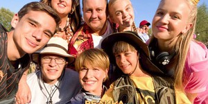 Позитив и футболисты Коноплянка и Пятов сыграли в новой украинской комедии "Большая прогулка" Позитив и футболисты Коноплянка и Пятов сыграли в новой украинской комедии "Большая прогулка"