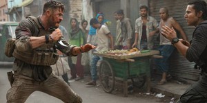 Крис Хемсворт поблагодарил каскадеров благодаря которым фильм "Эвакуация" получил три премии Крис Хемсворт поблагодарил каскадеров благодаря которым фильм "Эвакуация" получил три премии