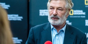 Эксперт по оружию на съемках с Алеком Болдуином была неопытной Эксперт по оружию на съемках с Алеком Болдуином была неопытной