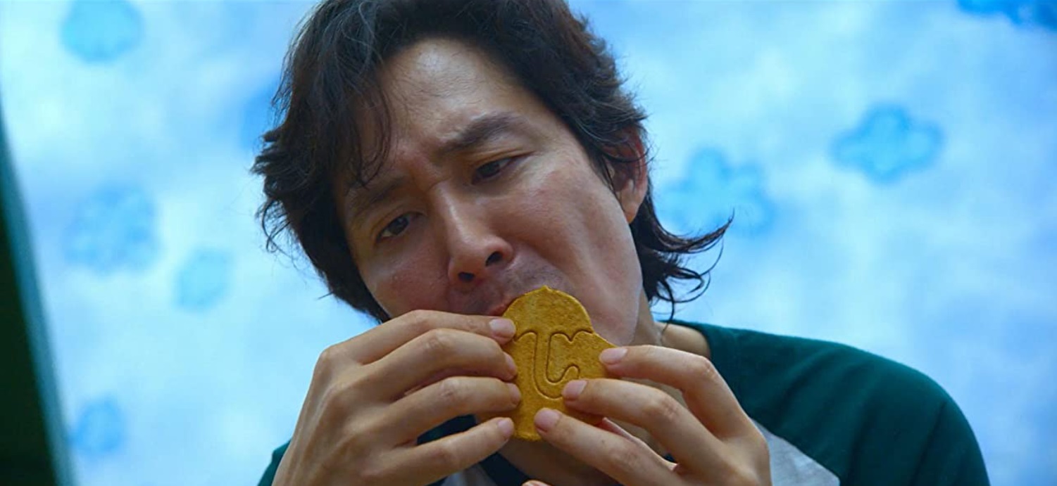 Кадр из сериала "Игра в кальмара", сцена с сахарными сотами 