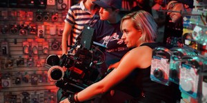 Более 200 кинооператоров требуют запретить реальное оружие на съемках после выстрела Алека Болдуина Более 200 кинооператоров требуют запретить реальное оружие на съемках после выстрела Алека Болдуина