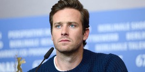 Звезда "Агентов А.Н.К.Л" Арми Хаммер завершил лечение от зависимостей после обвинений в изнасиловании и канибализме Звезда "Агентов А.Н.К.Л" Арми Хаммер завершил лечение от зависимостей после обвинений в изнасиловании и канибализме