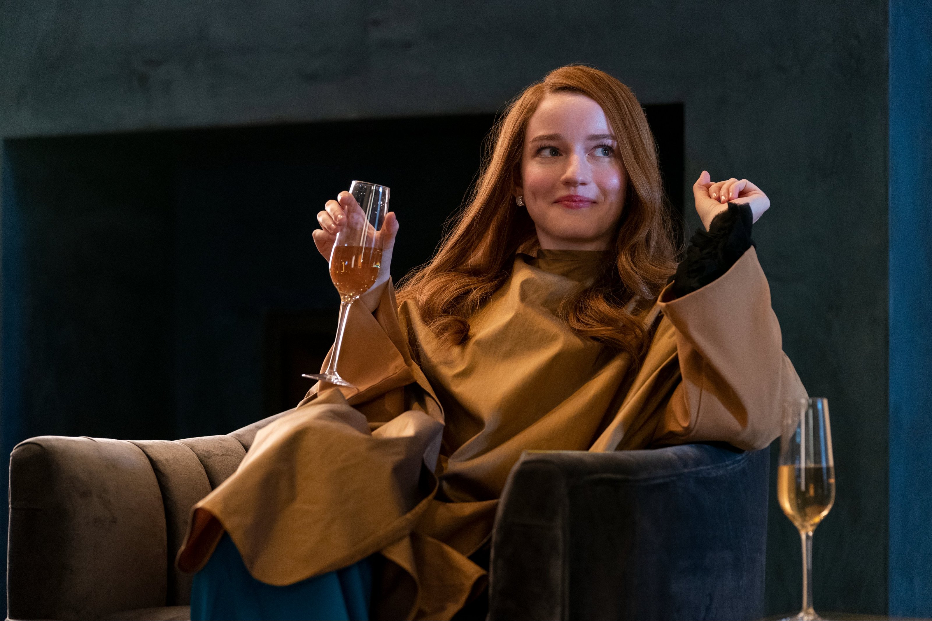 "Изобретая Анну"