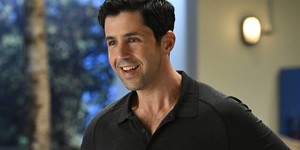 Джош Пек розкриває таємницю, як він майже став головним вампіром у "Сутінках" Джош Пек розкриває таємницю, як він майже став головним вампіром у "Сутінках"