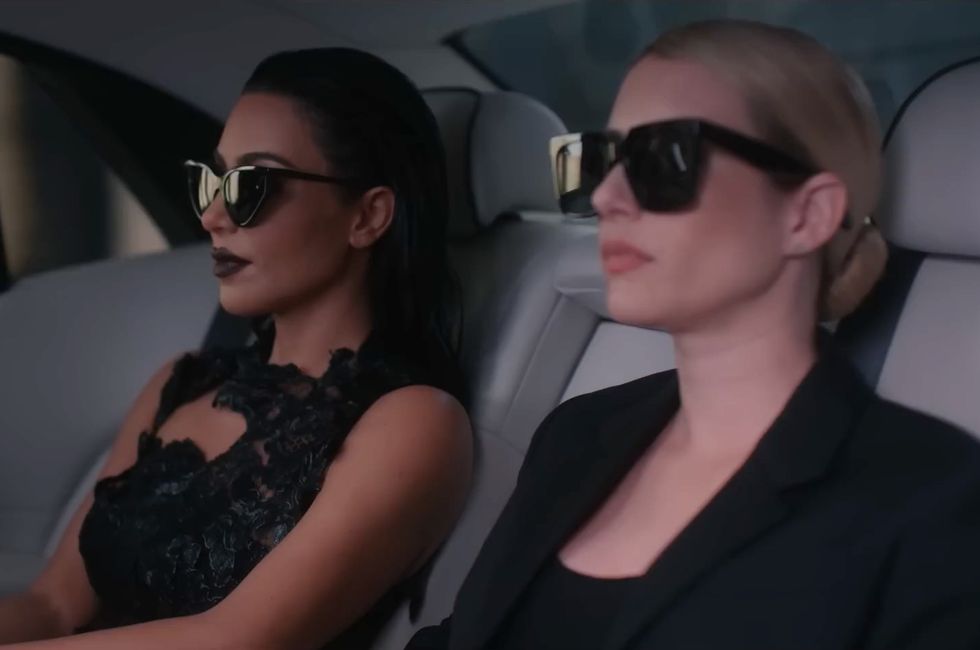 Емма Робертс та Кім Кардашьян