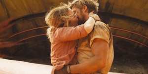 Ева Мендес жартує про поцілунки Райана Гослінга з Емілі Блант у фільмі "Каскадер" Ева Мендес жартує про поцілунки Райана Гослінга з Емілі Блант у фільмі "Каскадер"