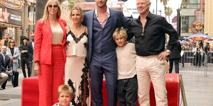 Кріс Гемсворт отримав зірку на Голлівудській алеї слави та жартівливі привітання від колег з "Месників" Кріс Гемсворт отримав зірку на Голлівудській алеї слави та жартівливі привітання від колег з "Месників"