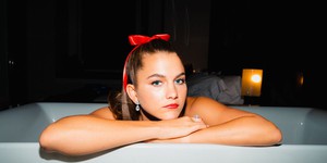 Хлоя Іст отримала ключову роль у новому комедійному серіалі Netflix "No Good Deed" Хлоя Іст отримала ключову роль у новому комедійному серіалі Netflix "No Good Deed"